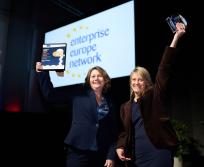 Célia Béline (à doirte), dirigeante de la biotech montpelliéraine Cilcare, aux côtés de sa conseillère du réseau Enterprise Europe Network lors des EEN Awards organisés en décembre dernier au Danemark. (Photo CCI Occitanie) 