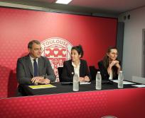 De gauche à droite : Damien Comolli, président du Toulouse Football Club et de son fonds de dotation, Manon Lombard, responsable RSE du Toulouse Football Coeur, et Line Di Guglielmo, chargée de mission RSE. (Photo Dorian Alinaghi - Entreprises Occitanie)