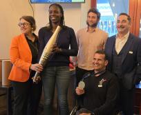 De gauche à droite : les futurs porteurs de la flamme olympique Cathy Méliet, Nodjialem Myaro, Maxime Médard et Omar Bouyoucef en compagnie de Christophe Le Pape (président du directoire de la Caisse d'Epargne Midi-Pyrénées). (Photo : Dorian Alinaghi - Entreprises Occitanie)