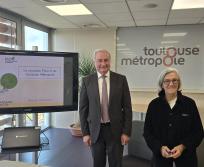 Jean-Luc Moudenc, maire de Toulouse et président de Toulouse Métropole, lors de la conférence de presse dédiée au PLUi-H, en présence d’Annette Laigneau, vice-présidente en charge de l’urbanisme. L’élu a salué quatre années de travail collectif et a remercié l’ensemble des maires des 37 communes, mobilisés pour bâtir un document intégrant les exigences de la loi Climat et Résilience. (Photo Dorian Alinaghi)