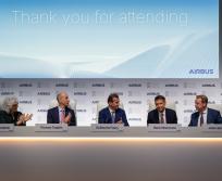 De gauche à droite : Amparo Moraleda, qui prendra la présidence du conseil d’administration d’Airbus le 1er octobre 2026, Thomas Toepfer, directeur financier du groupe, Guillaume Faury, président exécutif d’Airbus, René Obermann, actuel président du conseil d’administration, et John Harrison, general counsel du groupe. (Photo : Airbus)