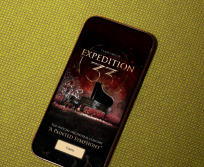 Clair Obscur : Expédition 33, l’univers vidéoludique devenu phénomène culturel, prend une nouvelle dimension scénique avec la tournée orchestrale “A Painted Symphony”, portée par l’expertise digitale de Supercolor. (Photo Supercolor)