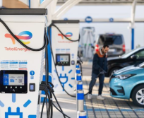 Borne de recharge haute puissance dans une station TotalEnergies de Toulouse : à partir du 1er septembre, le prix chute à 0,45 €/kWh, offrant jusqu’à 25 % d’économie aux automobilistes. (Photo TotalEnergies)