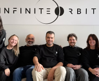 Adel Haddoud, PDG d’Infinite Orbits, aux côtés du comité exécutif de l’entreprise. (Photo Infinite Orbits)