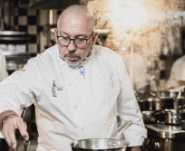 Franck Putelat, chef doublement étoilé au Guide Michelin depuis 2012, meilleur ouvrier de France 2019, bocuse d’argent en 2003 et distingué récemment par la médaille de l’Ordre du Mérite Agricole début 2026. (Photo Agence Verri)