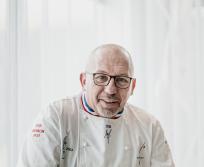 « Au départ, il y avait un restaurant. Aujourd’hui, c’est un écosystème où chaque pièce tient les autres. » résume Le chef Franck Putelat.