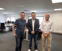 De gauche à droite : Clément Mazella, rédacteur en chef d'Actu Rugby, Pascal Pallas, directeur Occitanie d'Actu.fr et Thomas Righini, commercial. (Photo : Actu Rugby)