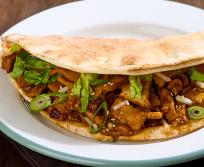 Avec cette nouvelle recette à base d’émincé “Spécial Kebab” 100 % végétal, PRO à PRO veut aider les restaurants scolaires à redevenir des lieux attractifs, capables de rivaliser avec la restauration rapide sans renoncer à la qualité. (Photo Pro à Pro)