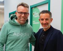 Thomas Brunet, CEO d’Apodis (à gauche) et Stéphane Solinski, directeur général de Pharmacie Lafayette (à droite) lors de la signature du partenariat national exclusif. (Photo Pharmacie Lafayette)