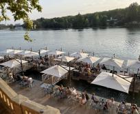 Avec sa deuxième saison, Les Canotiers affirment leur ancrage dans le paysage toulousain estival. Ni tout à fait bar, ni tout à fait restaurant, mais un peu des deux à la fois, cette guinguette flottante s’inscrit comme un lieu unique, au croisement du patrimoine, de la gastronomie et de l’art de vivre. (Photo Les Canotiers)