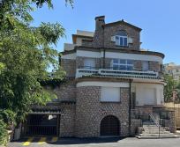 Le programme associe 26 logements neufs et 4 logements réhabilités au sein d’une villa classée d’influence Art déco, reconnaissable à ses céramiques vernissées et ses pierres en granit roses. (Photo Bouygues Immobilier)