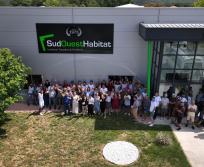 L’équipe Sud Ouest Habitat rassemblée devant le siège de Miélan (Gers), à l’occasion des 50 ans. (Photo Sud Ouest Habitat)