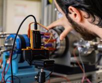 Derrière ce test de propulsion, une ambition : développer un véhicule capable de prolonger la vie des satellites et de retirer des débris spatiaux. (Photo OSMOS X) 