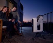 Le téléscope développé par Vaonis en situation sur un balcon. 