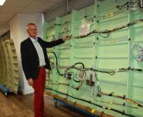  Ludovic Cardine, directeur du SDC, devant un panneau de câblage installé dans la grande salle de travaux pratiques du centre.