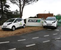 Les deux Bluecar qui font la navette entre le siège de Pouvourville et l'usine de Colomiers