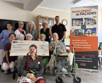 Remise officielle du chèque de 2 600 €. (Photo Espace Façades)