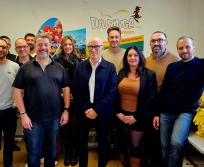 Au premier plan, à gauche, Damien Dechaud, directeur de Djuringa Juniors, et, à droite, Yves Verdié, président de Groupe Verdié Voyages, entourés des équipes des deux structures. (Photo Groupe Verdié Voyages) 