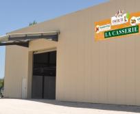 Penne-d’Agenais (Lot-et-Garonne), Escoute a inauguré sa casserie d’amandes, la seule en France intégrant à la fois le cassage et la transformation. Un outil industriel qui permet de structurer une filière locale de l’amande, portée par 30 producteurs et un investissement de 1,1 million d’euros, avec l’ambition de produire jusqu’à 300 tonnes d’amandons par an à l’horizon 2030. (Photo Escoute)