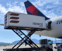 Camion de Newrest en train de charger un avion de Delta Air Lines. (Photo Newrest)