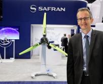 Hervé Blanc avec un moteur électrique, copyright Safran