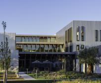 Le Campus Chartreuse, nouveau siège social des Laboratoires Pierre Fabre à Castres : un bâtiment de 10 000 m² alliant histoire, modernité et innovation durable, inauguré en présence de 400 personnalités régionales et économiques. (Photo Pierre Fabre)