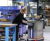 ROC-E, l’assistant robotique mobile conçu par ROB’OCC, circule parmi les opérateurs et prend en charge les missions intralogistiques quotidiennes, améliorant productivité et sécurité. (Photo ROB'OCC)