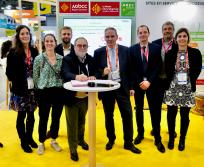 Signature d'une convention avec au centre : à gauche : Stéphane Péré, directeur général de l'AREC Occitanie, et à droite : Patrick Martinez, directeur régional Occitanie de la Banque des Territoires. (Photo Frédéric Scheiber/ AREC Occitanie) 