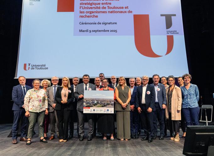 Signature de la convention stratégique entre l’Université de Toulouse et les organismes nationaux de recherche, le 9 septembre 2025. (Photo DCCE)