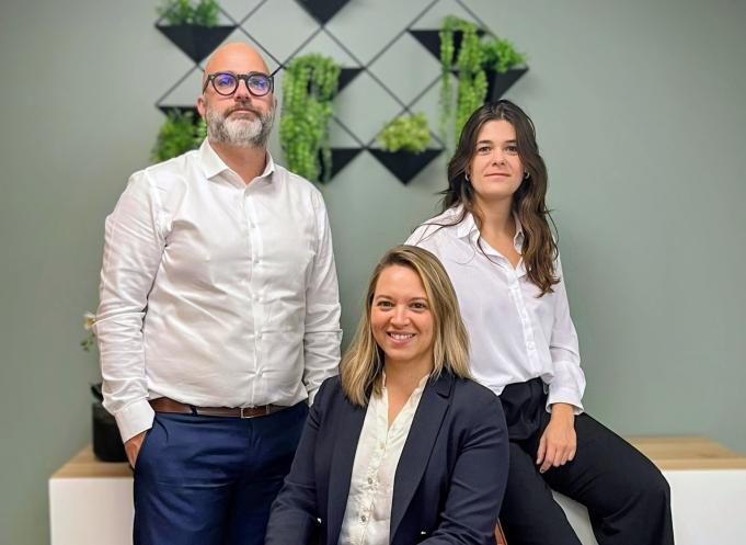 De gauche à droite : Sylvain Cambon, fondateur et président Jenifer Bardy, associée et responsable activité recrutement et Lola Roboam, associée et consultante en recrutement de Intonae. (Photo Intonae)