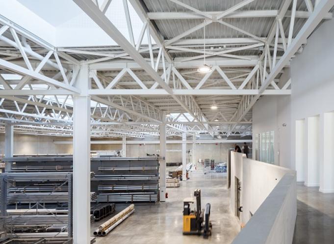 Les mâts en aluminium de Technilum sont conçus, assemblés et distribués depuis l’usine de Lésigno (près de Béziers). ©Kelvin Dolmaire-Technilum.