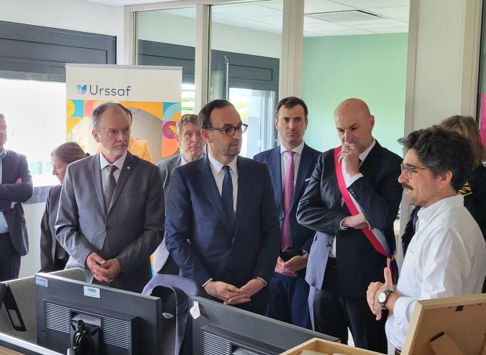 Le ministre des Comptes publics Thomas Cazenave (au centre) s'est rendu dans les locaux de l'Urssaf de Labège, près de Toulouse, vendredi 24 mai 2024, pour parler IA dans les services publics. (Photo : Anthony Assémat - Entreprises Occitanie)