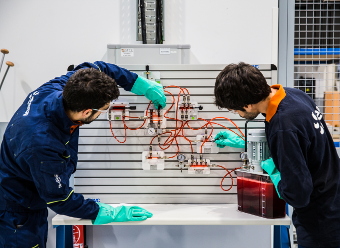 Depuis dix ans, le campus de formation hydraulique d’EDF prépare les professionnels à exploiter et entretenir ces installations. Parti de huit stagiaires en décembre 2016, il en a accueilli 1 674 en 2025. (Photo TOMA, David Richard)