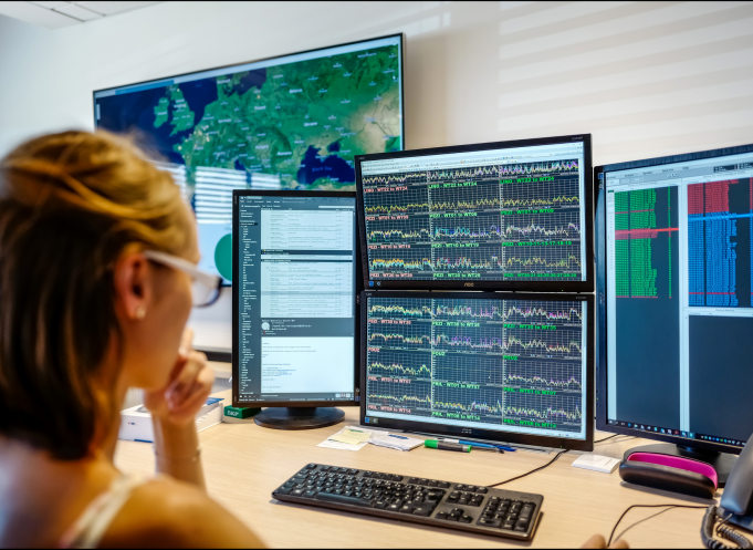Centre de supervision et de surveillance des parcs éoliens et photovoltaïques d'Europe, basé à Colombiers dans l'Hérault. (Photo EDF)