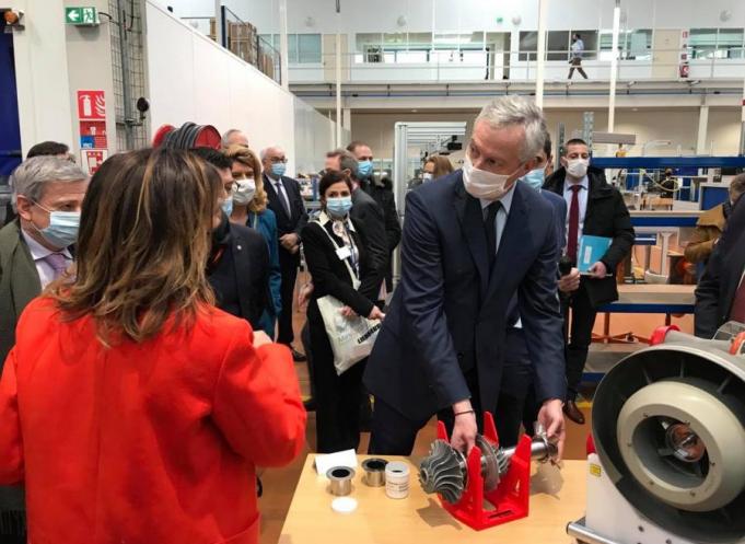 Le ministre de l'Economie Bruno Le Maire visitant l'usine d'Aucamville du groupe Liebherr.