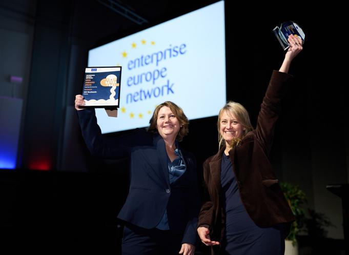 Célia Béline (à doirte), dirigeante de la biotech montpelliéraine Cilcare, aux côtés de sa conseillère du réseau Enterprise Europe Network lors des EEN Awards organisés en décembre dernier au Danemark. (Photo CCI Occitanie) 