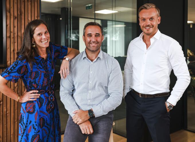 Mehdi Berkouk et Simon Cabanes, co-fondateurs de Brandflow, et Julianne Sanson Ribaut, directrice de l’agence. (Photo : Brandflow)