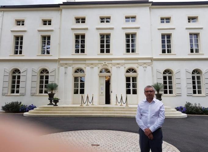 Lilian Cantos devant la façade du Chateau de Longpré