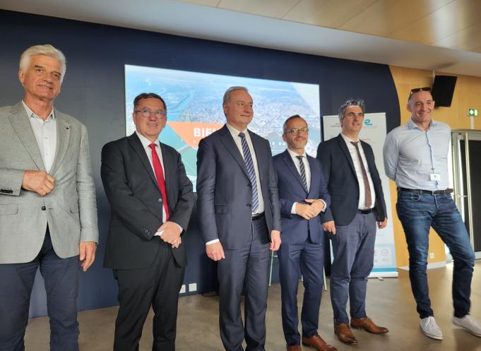 "On pompe 50 millions de m3 dans la Garonne chaque année, on rejette dans le fleuve 40 millions de m3 d’une eau traitée a minima", détaille Robert Médina, vice-président de Toulouse Métropole en charge de l'eau à gauche). (Photo : Dorian Alinaghi - Entreprises Occitanie)