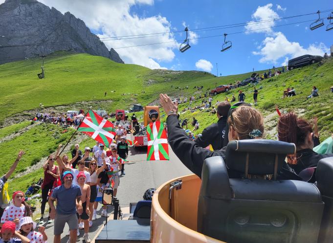 Dans les Pyrénées, les spectateurs applaudissent les caravaniers autant que des coureurs. (Photo : Dorian Alinaghi - Entreprises Occitanie)