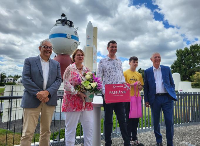 La famille Morin reçoit une entrée à vie à la Cité de l’espace de Toulouse. (Photo : Dorian Alinaghi - Entreprises Occitanie)