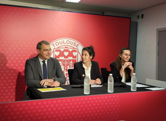 De gauche à droite : Damien Comolli, président du Toulouse Football Club et de son fonds de dotation, Manon Lombard, responsable RSE du Toulouse Football Coeur, et Line Di Guglielmo, chargée de mission RSE. (Photo Dorian Alinaghi - Entreprises Occitanie)