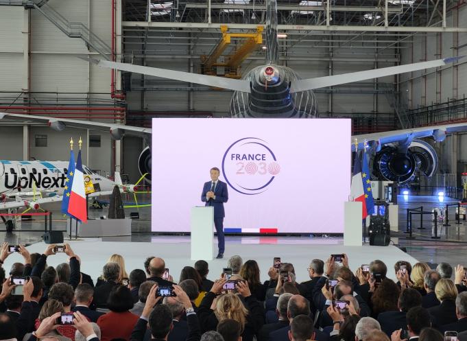 Le Président de la République Emmanuel Macron en déplacement à Airbus pour les deux ans de France 2030. (Photo Dorian Alinaghi - Entreprises Occitanie)