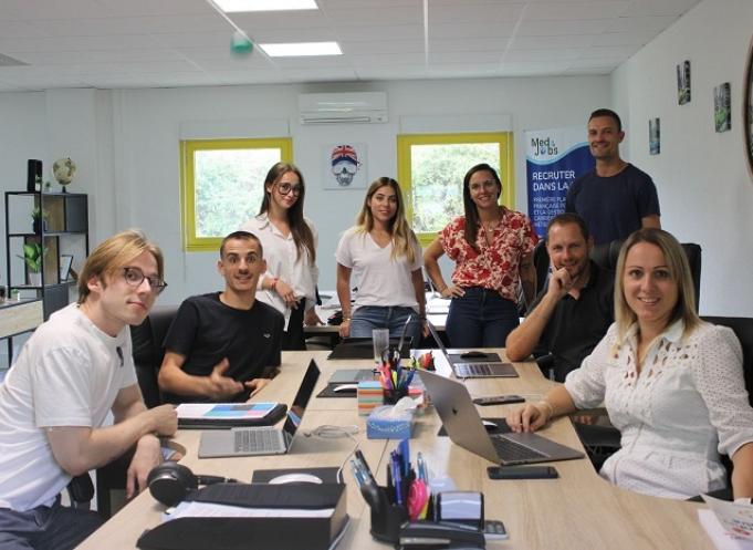 L'équipe de Med&Jobs, basée à Gaillac (Tarn) autour de ses deux gérants Arnaud et Andréa Corbière (assis à droite). (Photo : Med&Jobs)