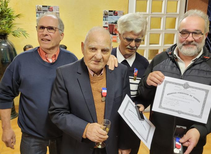 Patrick, Victor et Daniel (de gauche à droite), trois anciens salariés des Poteries d'Albi récompensés, en compagnie de l'un des fils de Bénito (à droite), médaillé à titre posthume. (Photo : Anthony Assémat - Entreprises Occitanie)