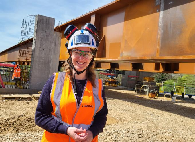 Alexandra Nogues, ingénieure en charge des ouvrages exceptionnels chez NGE Génie civil, devant la deuxième charpente du viaduc de l'Agout. (Photo : Anthony Assémat - Entreprises Occitanie)