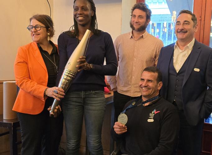 De gauche à droite : les futurs porteurs de la flamme olympique Cathy Méliet, Nodjialem Myaro, Maxime Médard et Omar Bouyoucef en compagnie de Christophe Le Pape (président du directoire de la Caisse d'Epargne Midi-Pyrénées). (Photo : Dorian Alinaghi - Entreprises Occitanie)