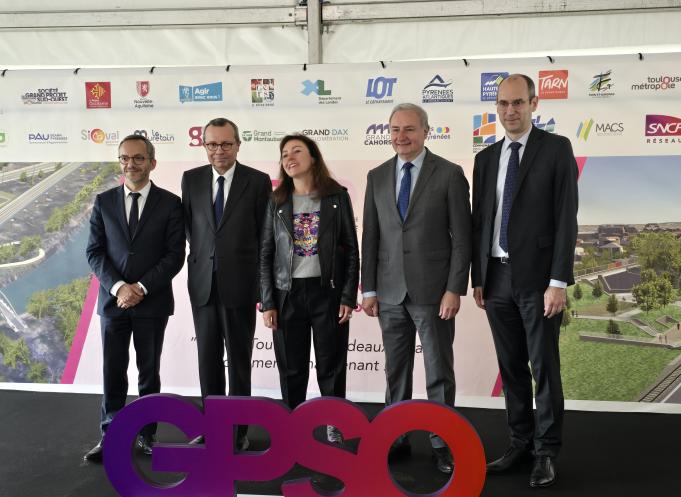 De gauche à droite : Sébastien Vincini (président du Conseil Départemental de Haute-Garonne), Pierre-André Durand (préfet de la région Occitanie), Carole Delga (présidente de la Région Occitanie), Jean-Luc Moudenc (président de Toulouse Métropole) et Matthieu Chabanel (PDG de SNCF Réseau). (Photo : Dorian Alinaghi - Entreprises Occitanie)