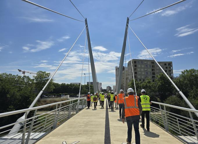 La passerelle Anita Conti à Toulouse sera accessible à partir du samedi 22 juin 2024, mais elle sera temporairement fermée du 14 juillet au 15 août afin de finaliser la pose de la résine anti-dérapante. (Photo : Dorian Alinaghi - Entreprises Occitanie)