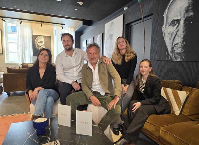 De gauche à droite : Mélanie Minard (responsable du site), Paul-Vincent Grégot-Tricoire (directeur général du groupe Médiane et de la résidence Baragnon), Gérald Grégot (président-fondateur du groupe Médiane), Pauline Catala (développement commercial) et Sophia Marrasé (alternante). (Photo : Dorian Alinaghi - Entreprises Occitanie)